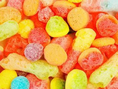 புளிப்பு, இனிப்பு மற்றும் பழ வெடிப்பு: சிறந்த உறைந்த உலர்ந்த மிட்டாய்